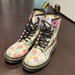🌸Dr. Martens Cream Floral Lace-Up Combat Boots with Black Trim